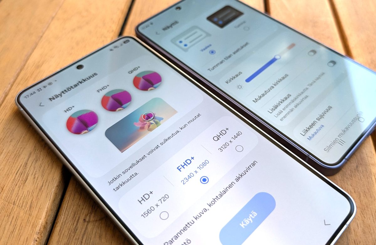 Yksi lataus riittää entistä pidempään. Kuvassa näyttöasetuksia, etualalla Galaxy S26+.