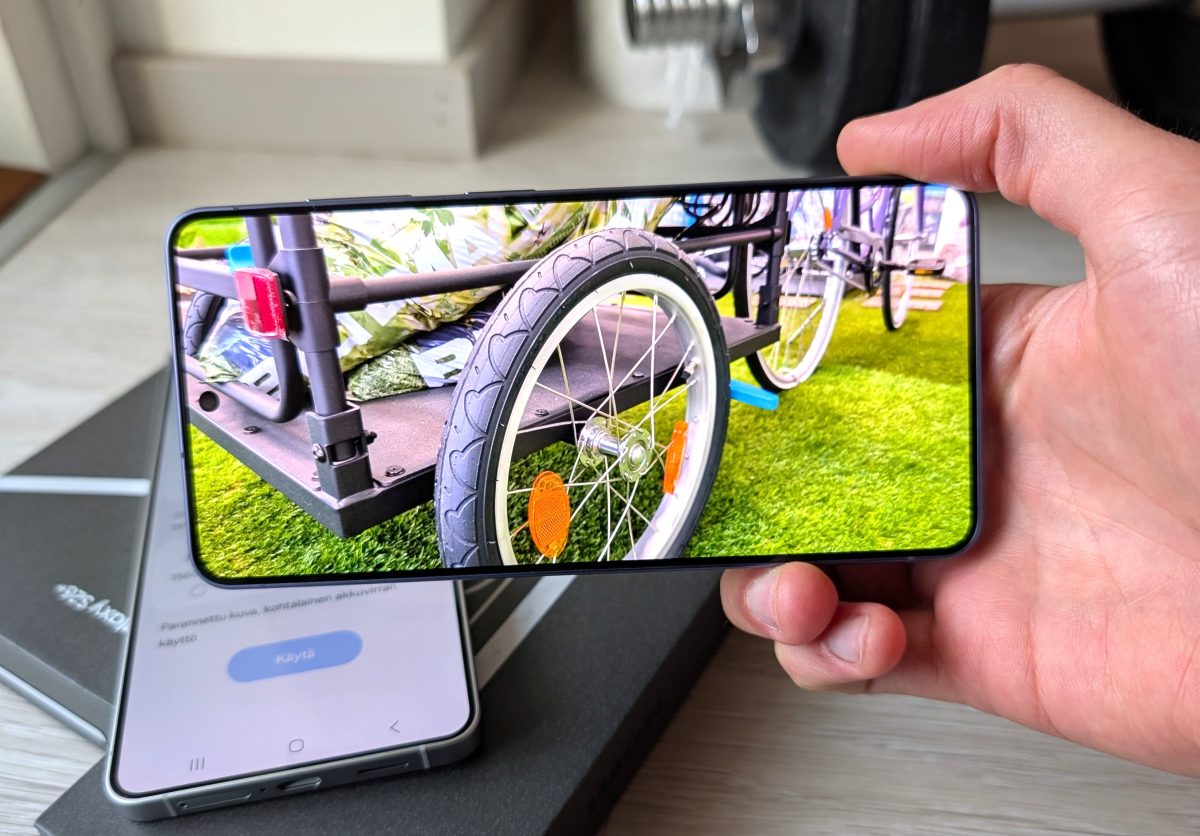 Molemmissa on erinomainen näyttö. Galaxy S26+ tarjoaa korkeamman tarkkuuden.