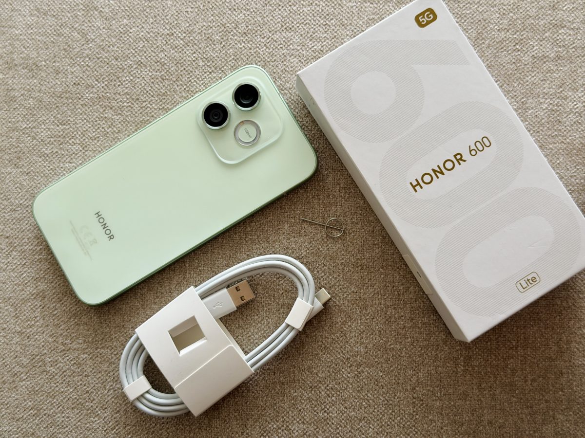 Honor 600 Liten myyntipakkauksen sisältö on pelkistetty.