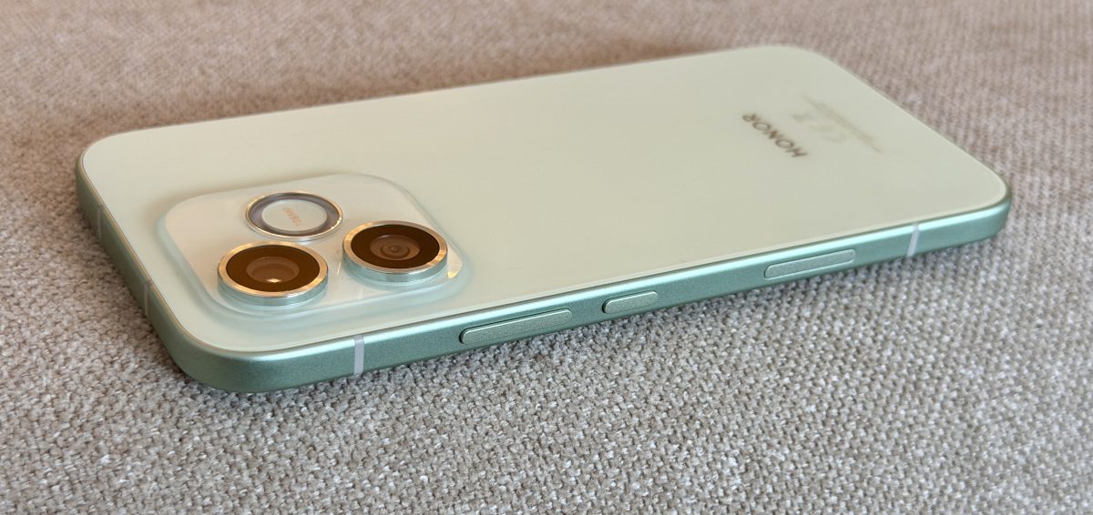 Honor 600 Liten sivulta löytyy AI-kamerapainike.