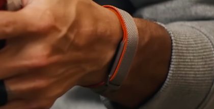 Googlen uusi näytötön Fitbit Air -aktiivisuusranneke Stephen Curryn ranteessa.