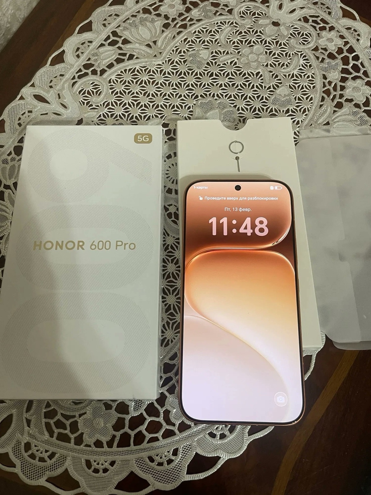 Honor 600 Pro vuotokuvassa edestä.