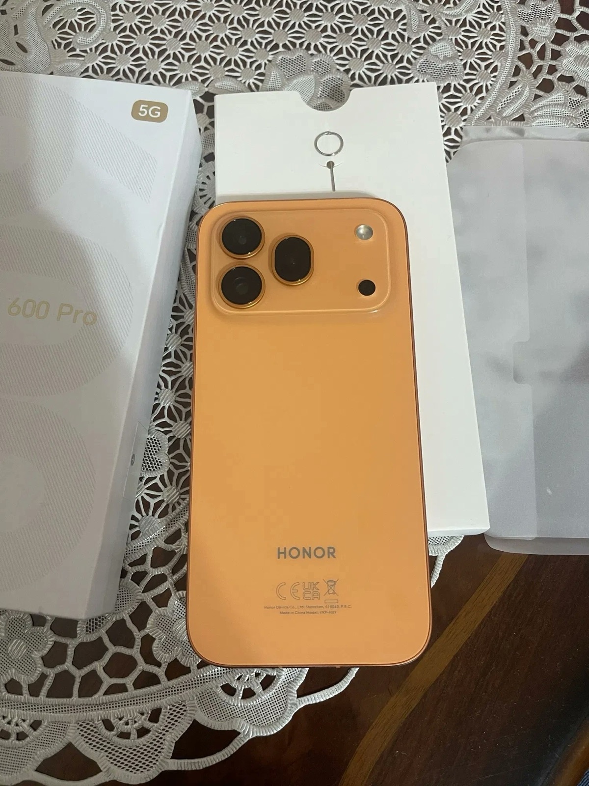 Honor 600 Pro vuotokuvassa takaa.