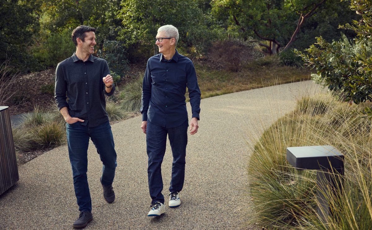 Applen tuleva ja nykyinen toimitusjohtaja, John Ternus ja Tim Cook.
