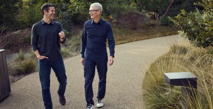 Applen tuleva ja nykyinen toimitusjohtaja, John Ternus ja Tim Cook.