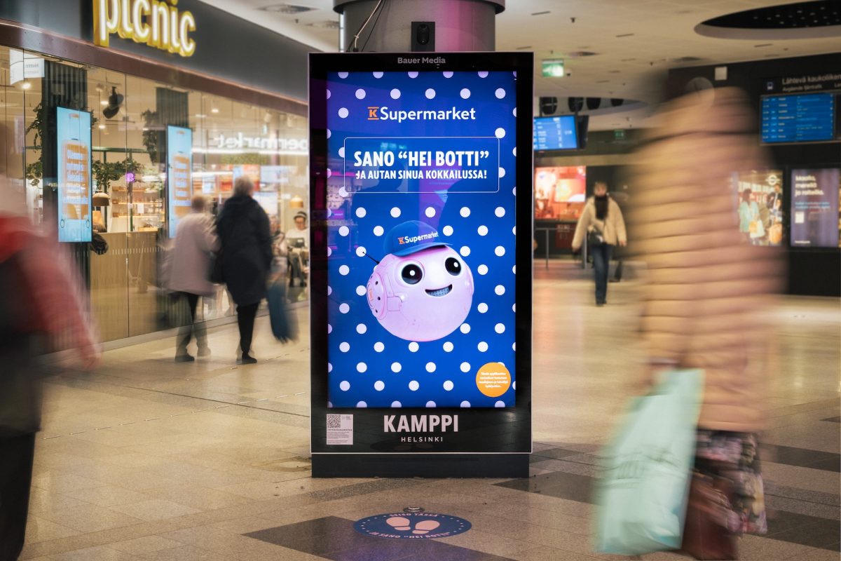 K-Supermarket kokeilee mainosnäytöillä tekoälyavustajaa.