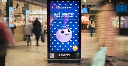 K-Supermarket kokeilee mainosnäytöillä tekoälyavustajaa.