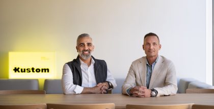 Kustomin toimitusjohtaja Kamjar Hajabdolahi ja PayPalin Pohjois-Euroopan General Manager Jonas Breding.