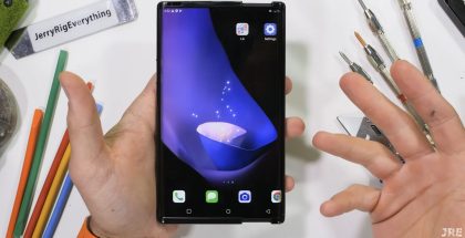 LG Rollablessa on rullautuen laajeneva näyttö. Kuvankaappaus videolta.