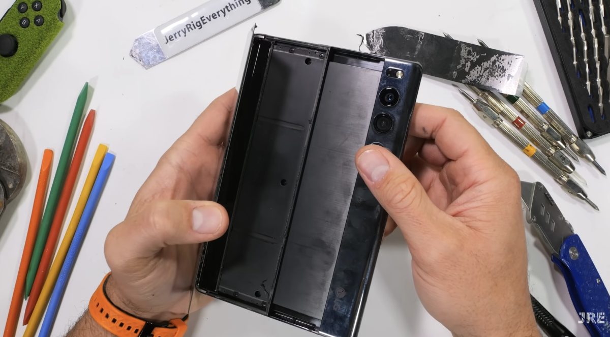 LG Rollable purettiin JerryRigEverythingin videolla. Kuvankaappaus videolta.
