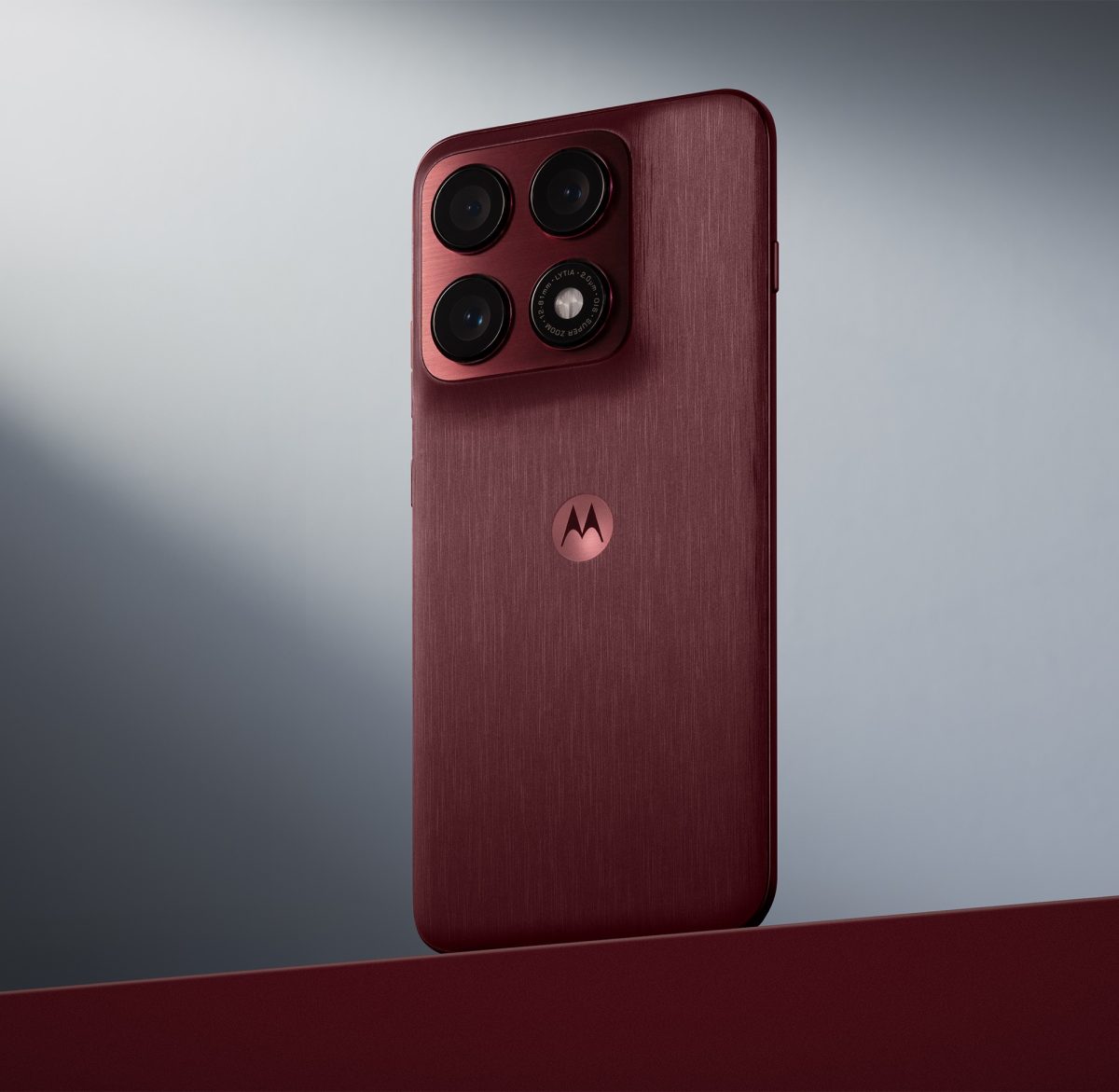 Motorola Edge 70 Pro, Pantone Zinfandel.