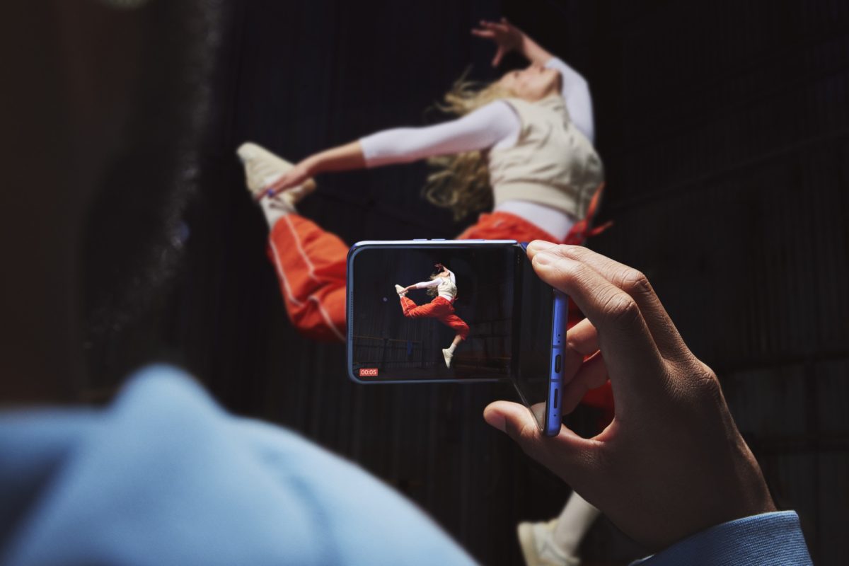 Motorola Razr 70 -puhelimet tarjoavat tässä asennossa zoom-eleen.