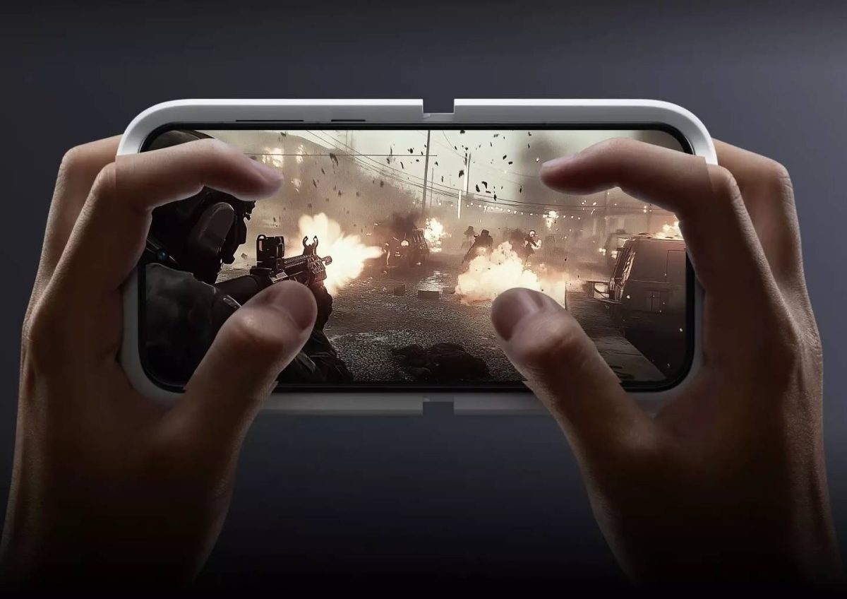 OnePlus Ace 6 Ultra käytössä ohjainkuoren kanssa.