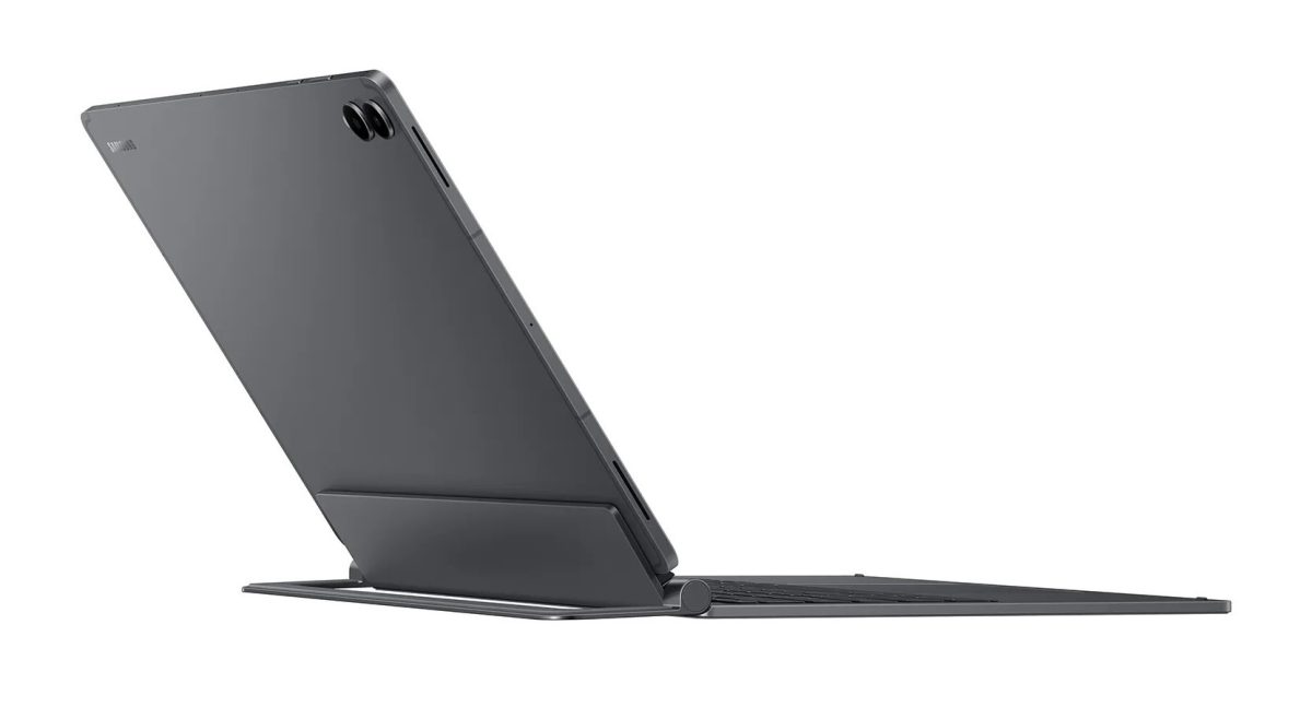 Samsung Galaxy Tab S11 Ultra Pro Keyboard toimii seisontatukena tabletille.