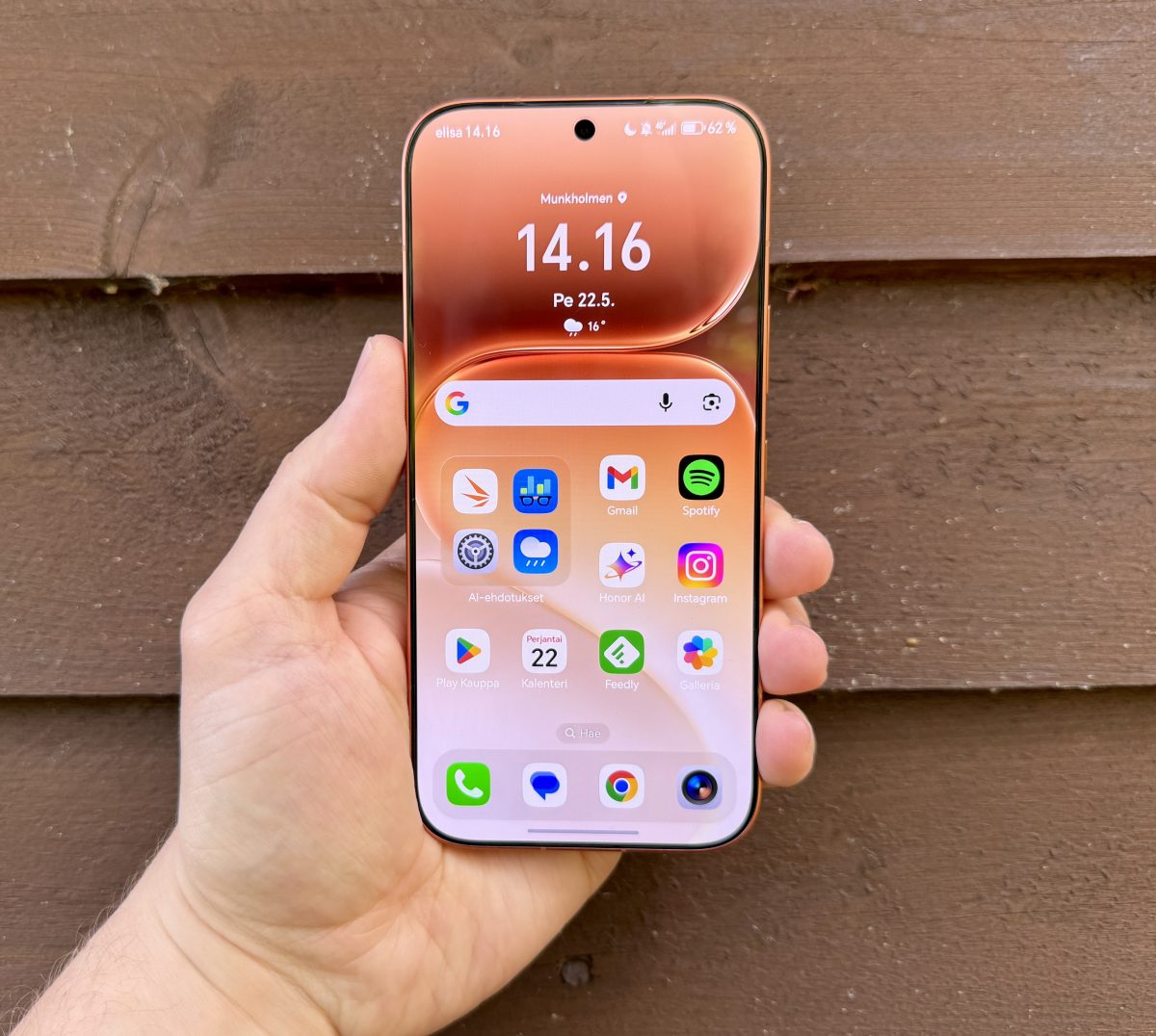 Honor 600:n näyttö on kirkas. Reunukset näytön ympärillä ovat ennätysohuet.