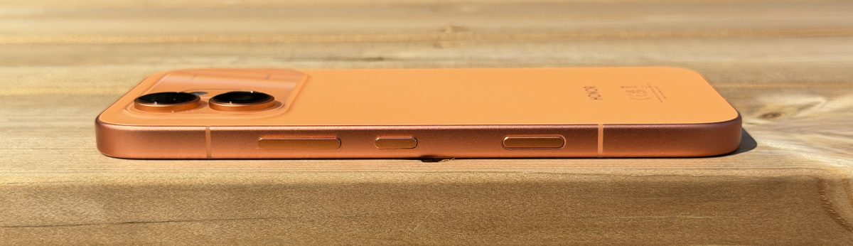Honor 600:n sivulta löytyy äänenvoimakkuus- ja virtapainikkeiden lisäksi myös AI-kamerapainike.