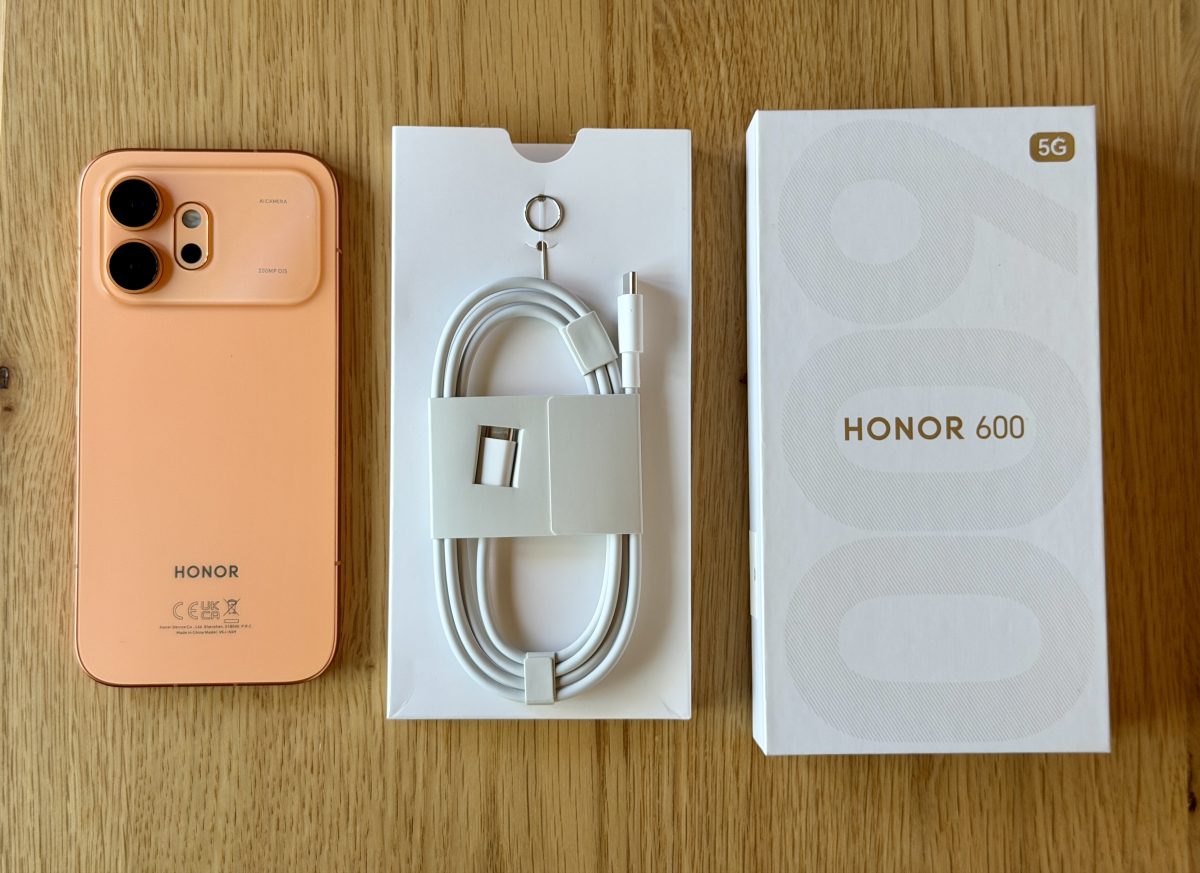Honor 600:n myyntipakkaukseen ei kuulu juuri ylimääräistä.