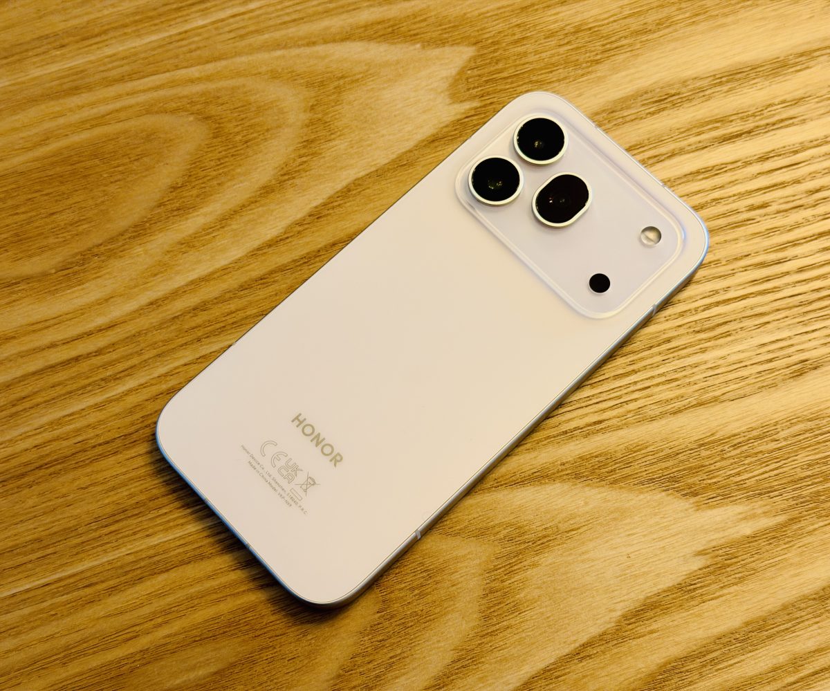 Honor 600 Prossa on paljon samaa näköä kuin Applen iPhone 17 Pro -puhelimissa.