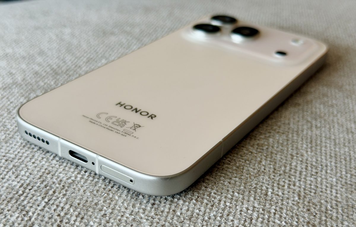 Honor 600 Pron pohjassa on USB-C-liitännän ohella SIM-korttipaikat sekä kaiutin- ja mikrofoniaukot.