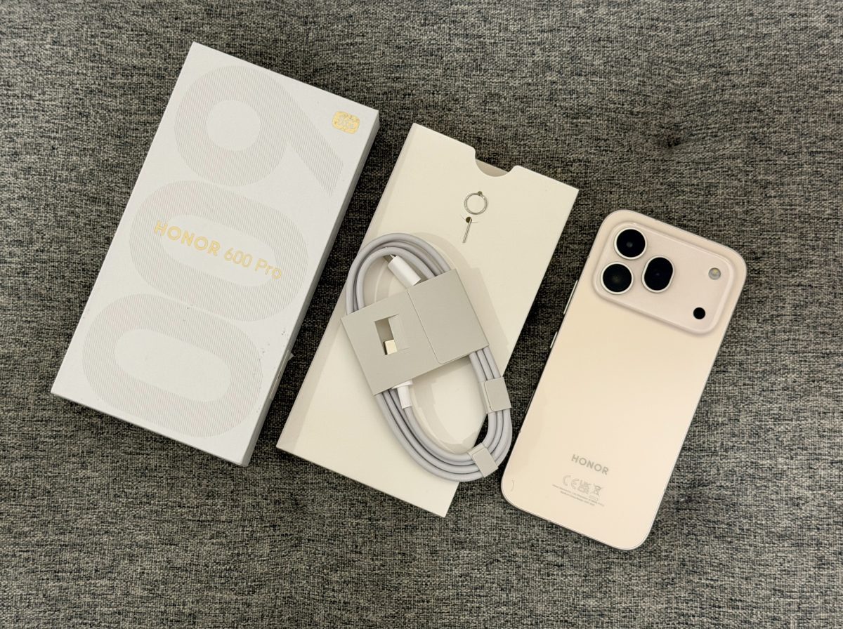 Honor 600 Pron myyntipakkauksessa on vain kaapeli ja SIM-korttikelkan avaustyökalu.