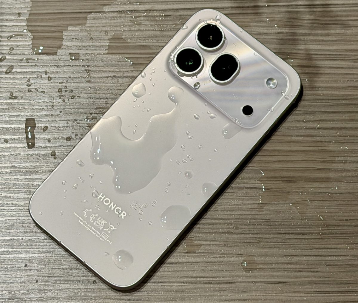 Honor 600 Pro kestää hyvin vettä.
