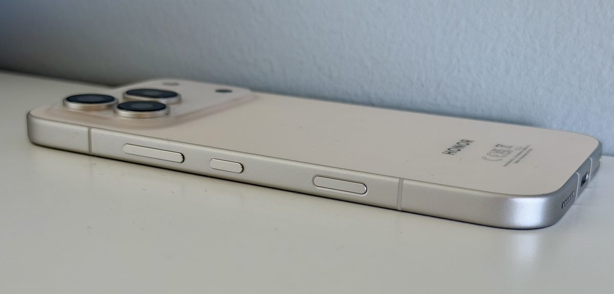 Honor 600 Pron sivulta löytyy AI-kamerapainike.