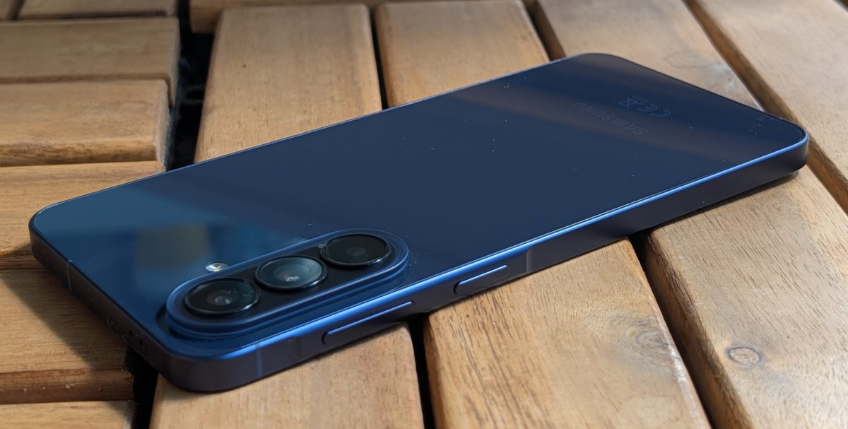 Samsung Galaxy A57 5G on aiempaa virtaviivaisempi.