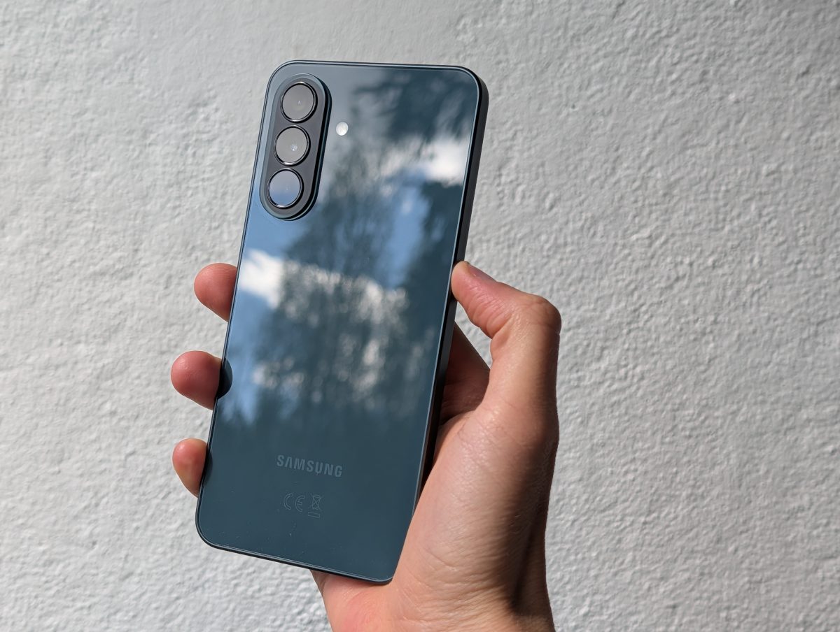 Samsung Galaxy A37 5G on hyvin samankaltainen kuin edeltäjänsä.