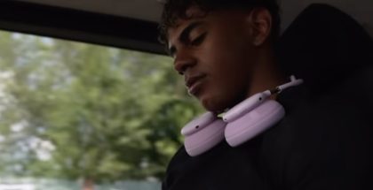 Kuvankaappaus Lamine Yamalin Instagram-julkaisun videosta. Esillä vielä julkistamattomat Beats-kuulokkeet pinkkinä värivaihtoehtona.