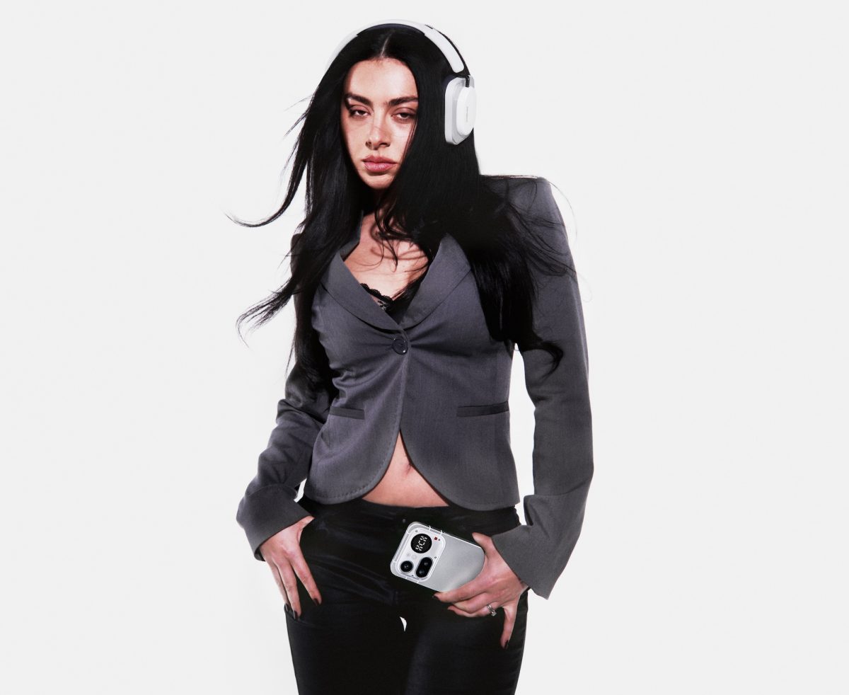 Charli xcx toimii Nothingin mainoskasvoina.