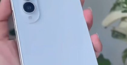 Samsungin leveämmän Galaxy Z Fold8:n mallikappale. Kuvankaappaus videolta.