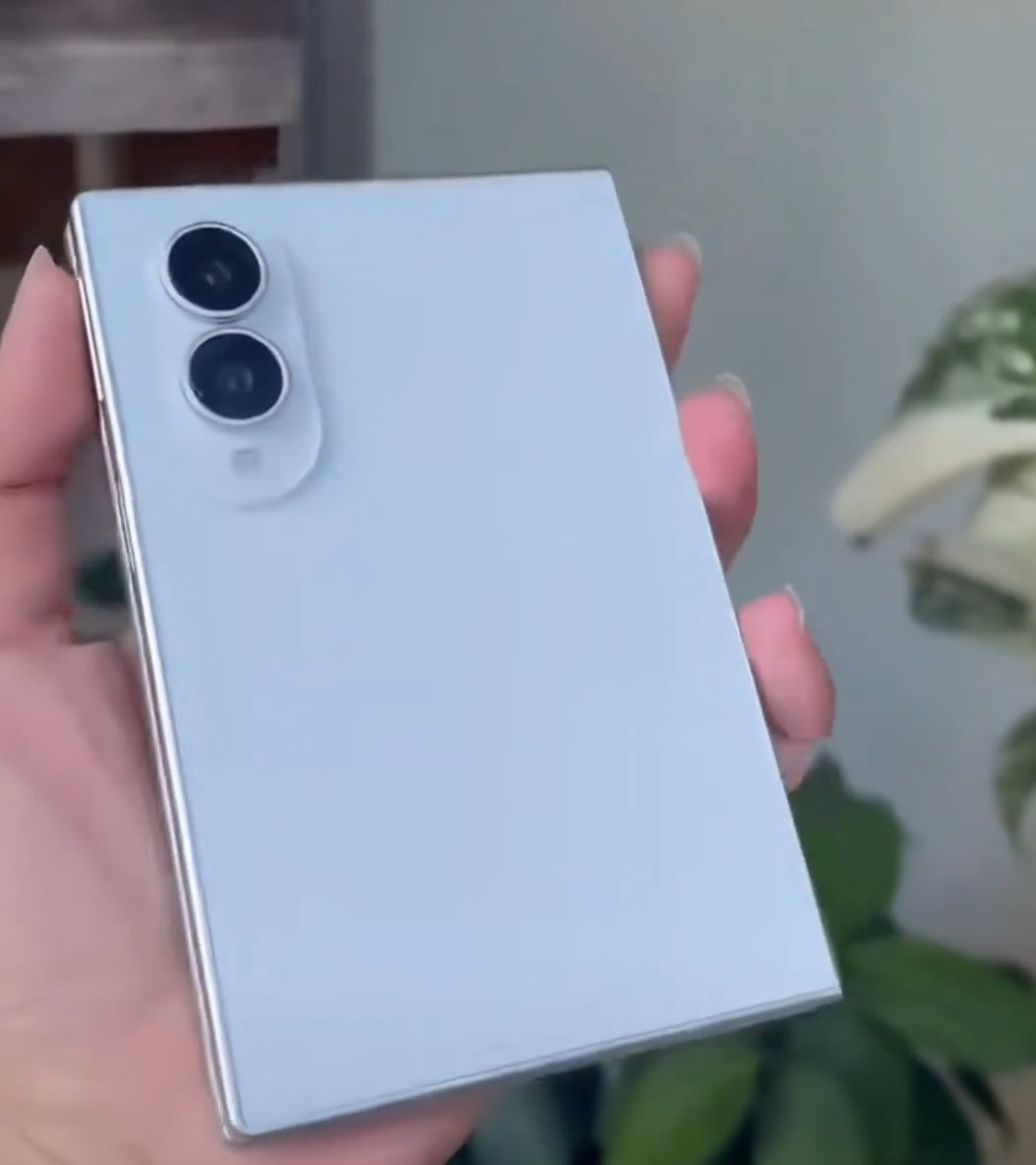 Samsungin leveämmän Galaxy Z Fold8:n mallikappale. Kuvankaappaus videolta.