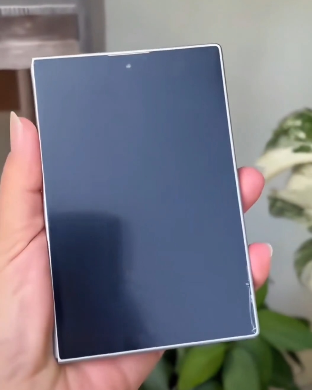 Samsungin leveämmän Galaxy Z Fold8:n mallikappale etupuolelta. Kuvankaappaus videolta.