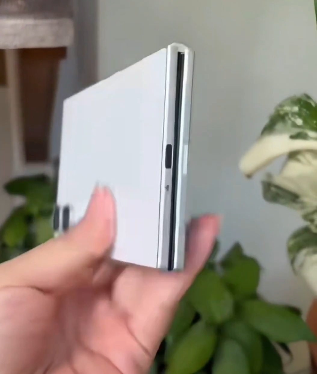 Samsungin leveämmän Galaxy Z Fold8:n mallikappale kertoo ohuesta rakenteesta. Kuvankaappaus videolta.