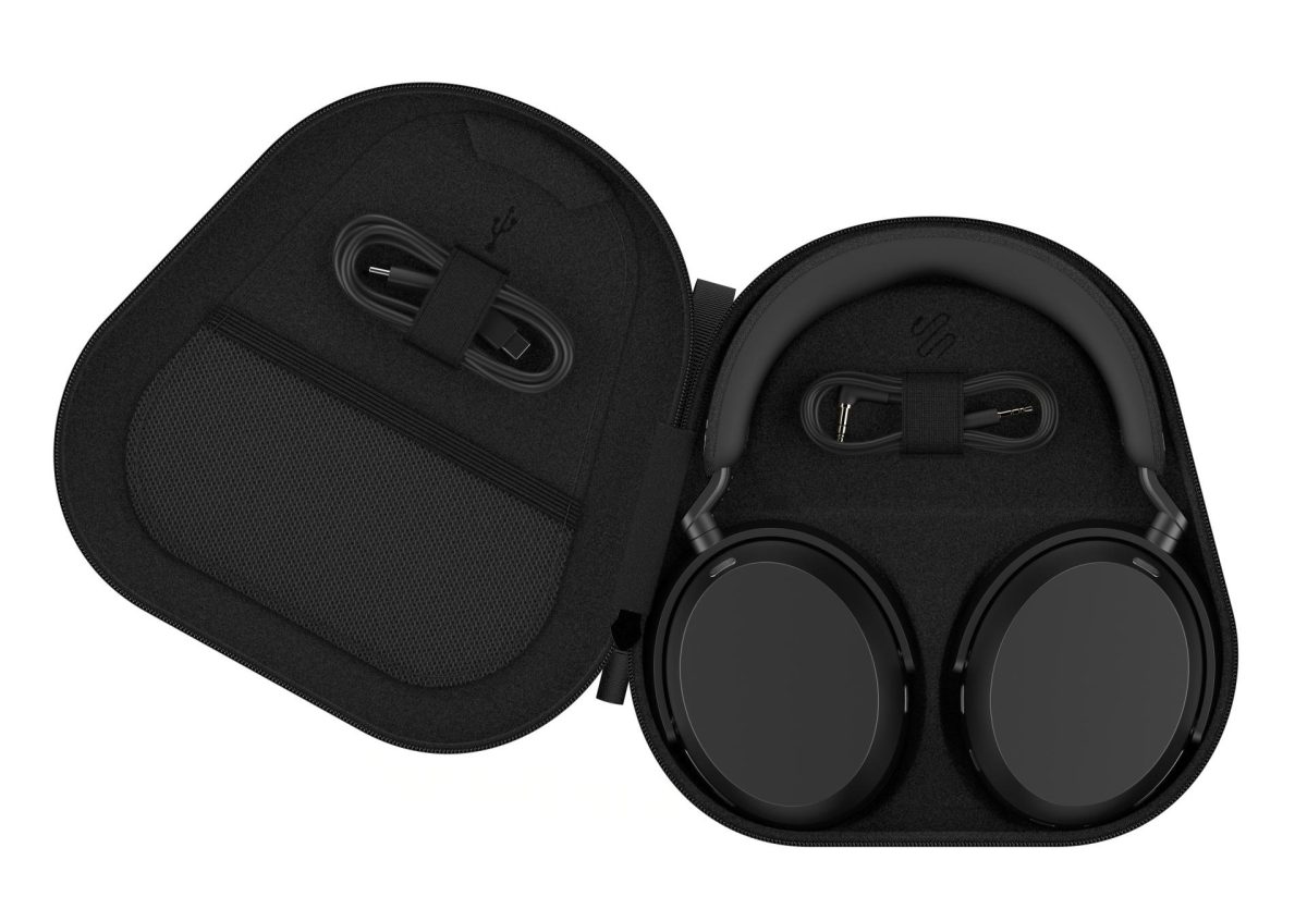 Sennheiser Momentum 5 Wireless mustana kotelossa.