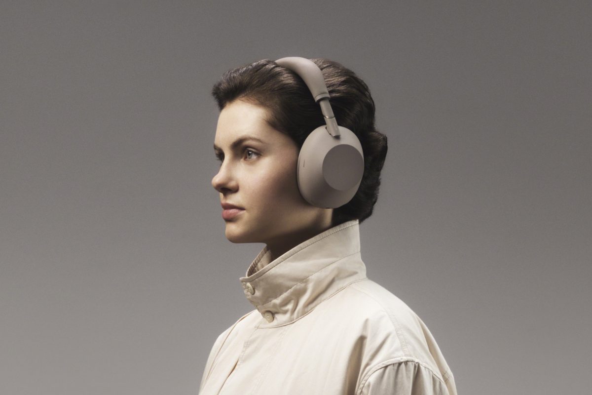 Sony WH-1000XM6 uudessa Sandstone-värissä.