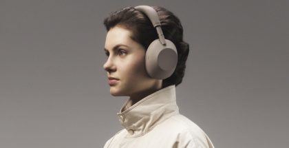 Sony WH-1000XM6 uudessa Sandstone-värissä.