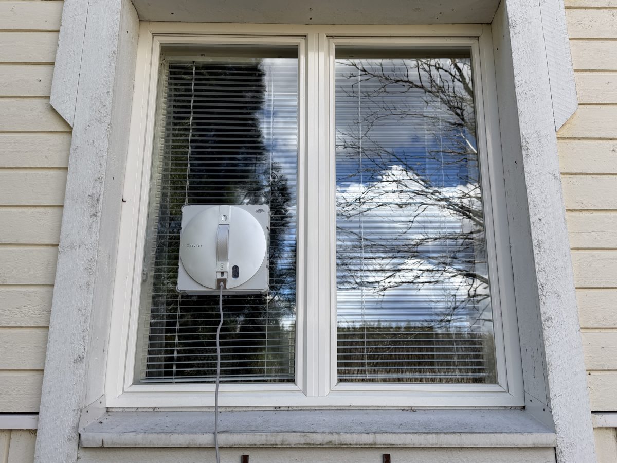 Pienemmissä ikkunoissa robotin käyttö on työläämpää, sillä sitä täytyy lyhyin väliajoin siirtää ikkunasta seuraavaan.