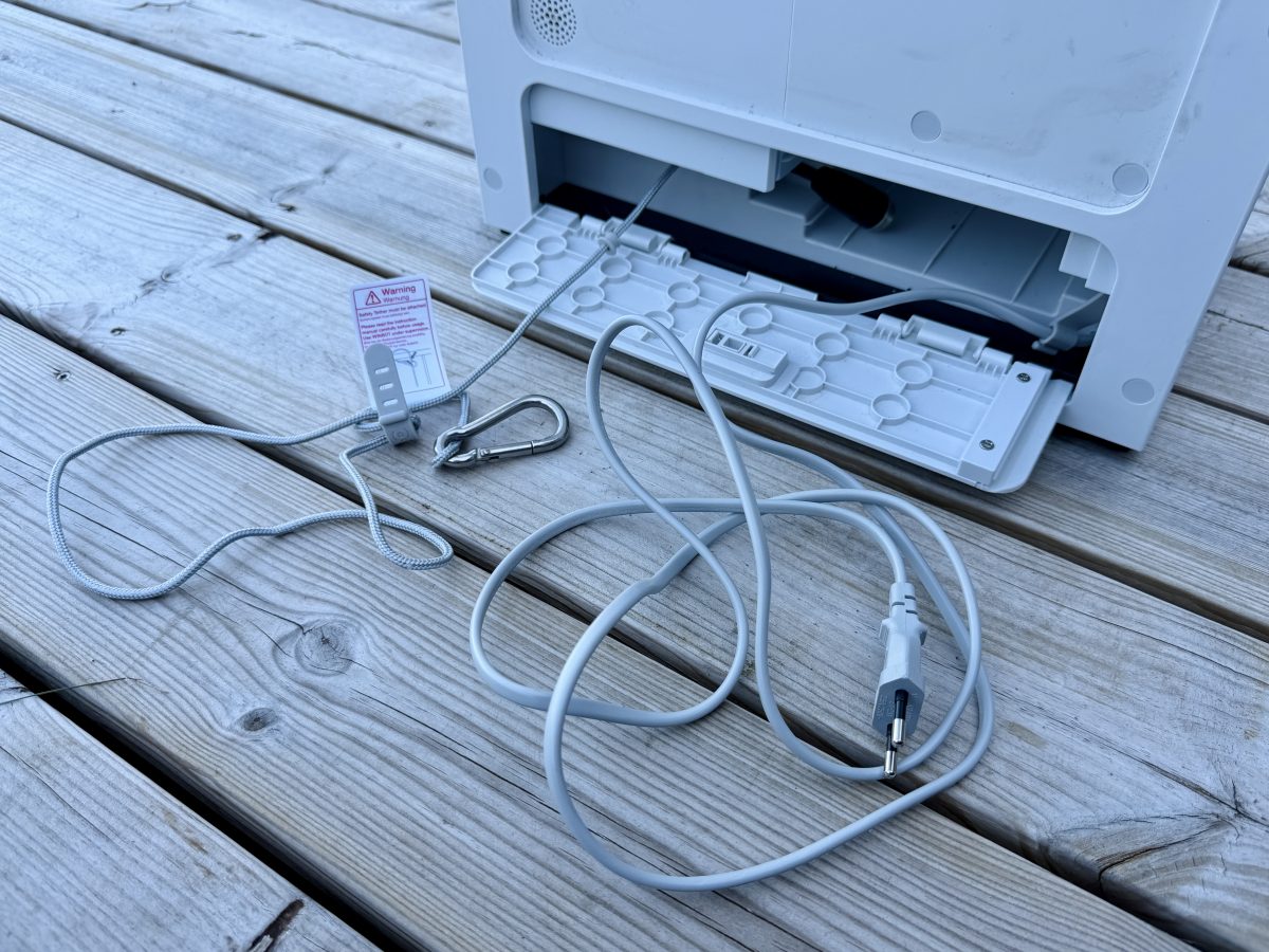 Asemassa on kiinteä virtakaapeli sekä turvaköysi.
