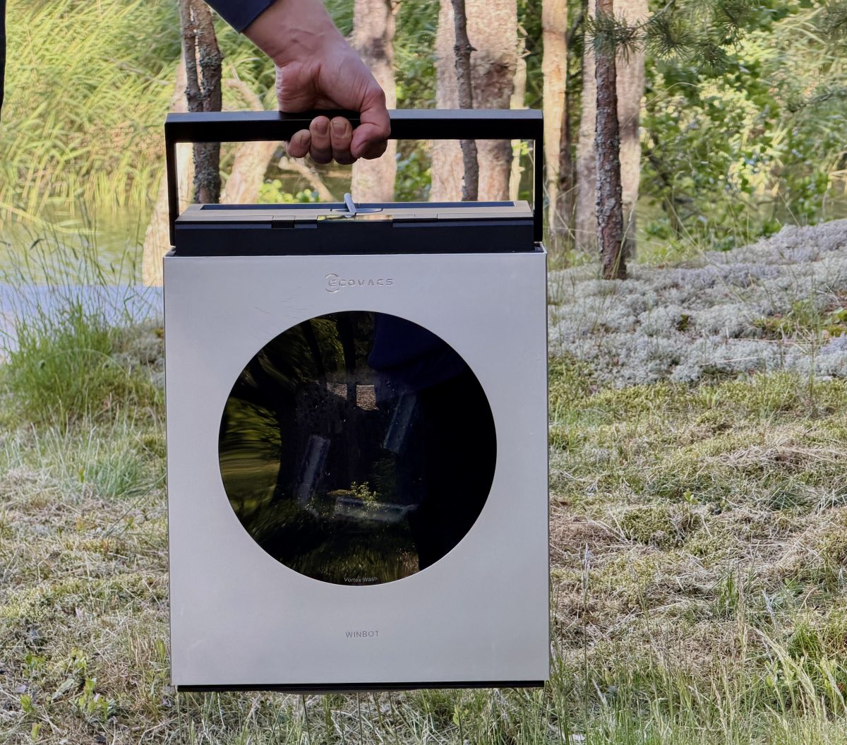 Winbot W3 Omnin jykevä kantokahva on tarpeen, sillä laite painaa noin 10 kilogrammaa.