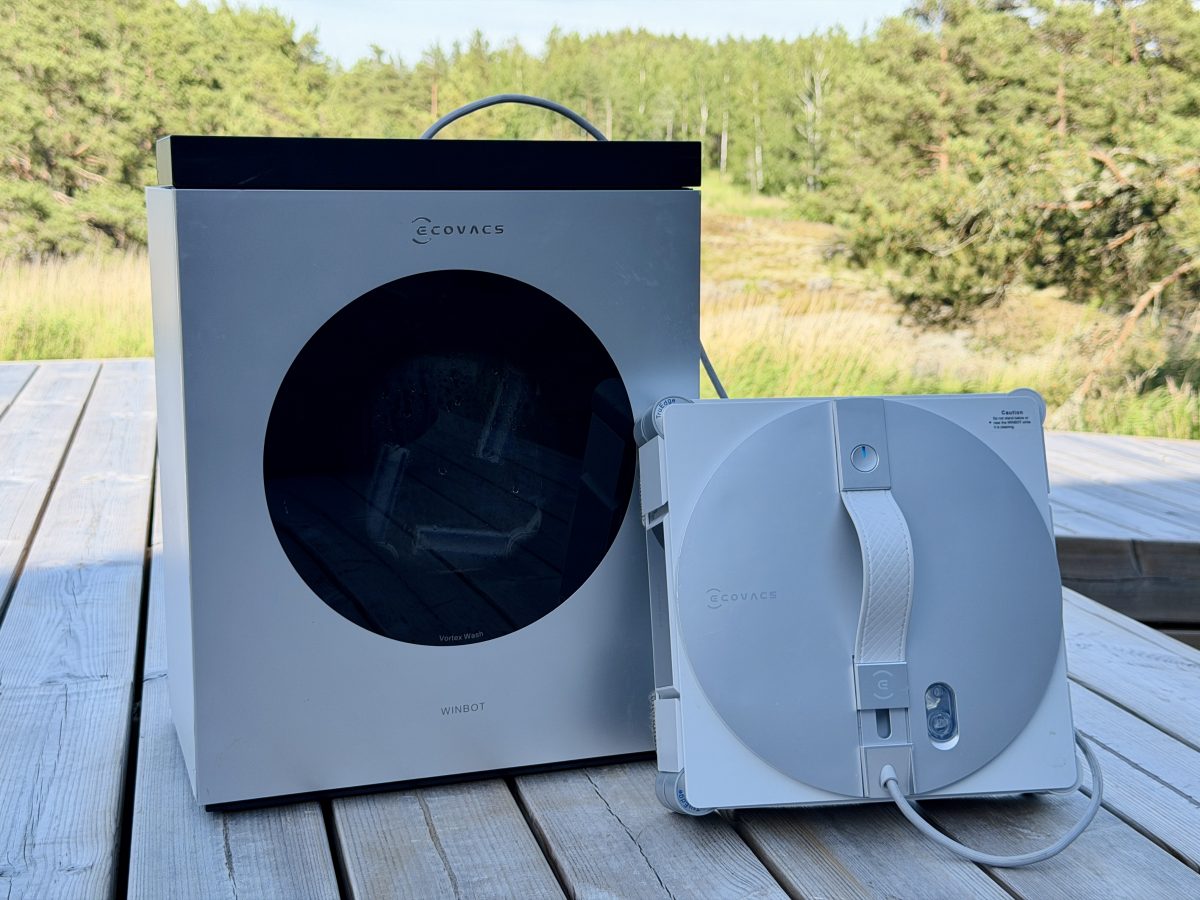 Ecovacs Winbot W3 Omni.