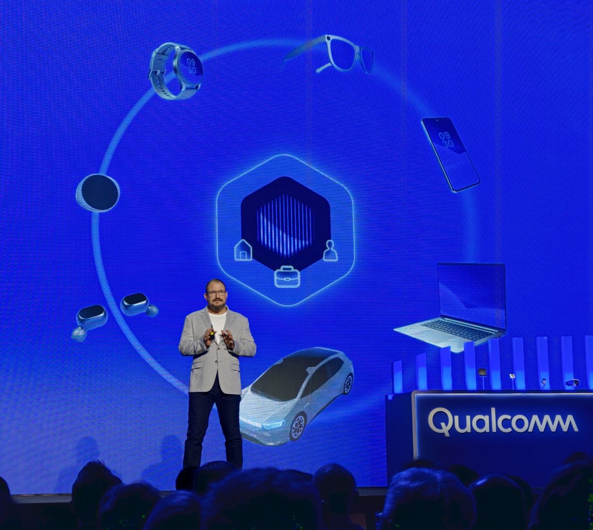 Kuvassa Qualcommin toimitusjohtaja Cristiano Amon Computex-messujen yhteydessä. Qualcommin piirejä löytyy monenlaisista laitteista, joissa tekoälyagenttien roolin odotetaan jatkossa kasvavan.