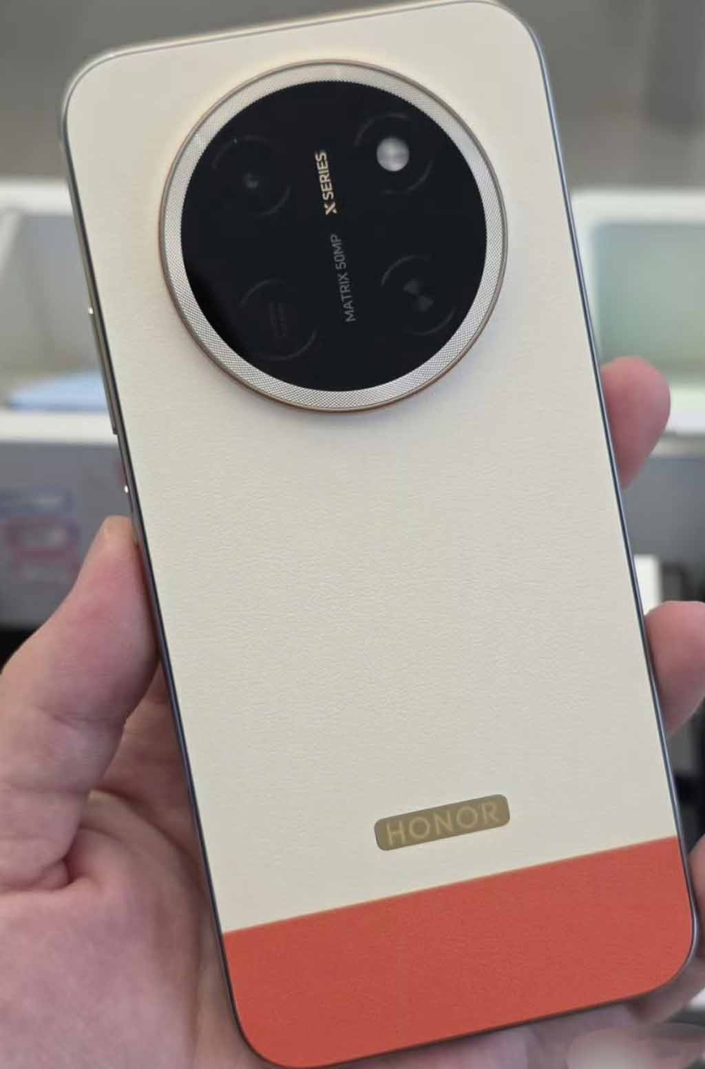 Honor X80 Pro Max vuotokuvassa takaa.