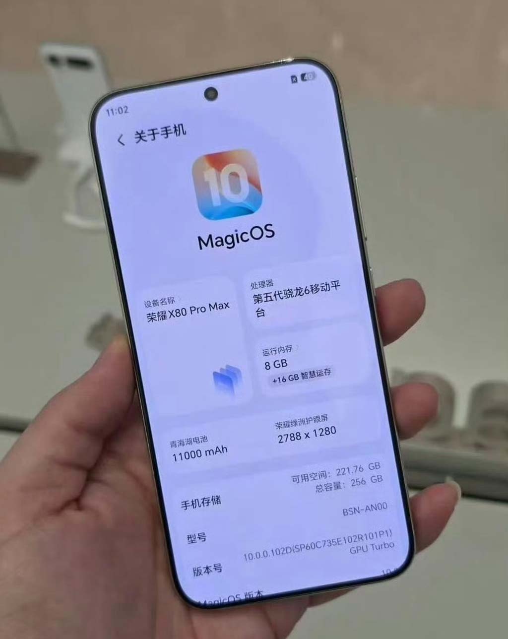 Honor X80 Pro Max vuotokuvassa edestä. Näytöllä näkyvät tiedot vahvistavat useita teknisiä yksityiskohtia.