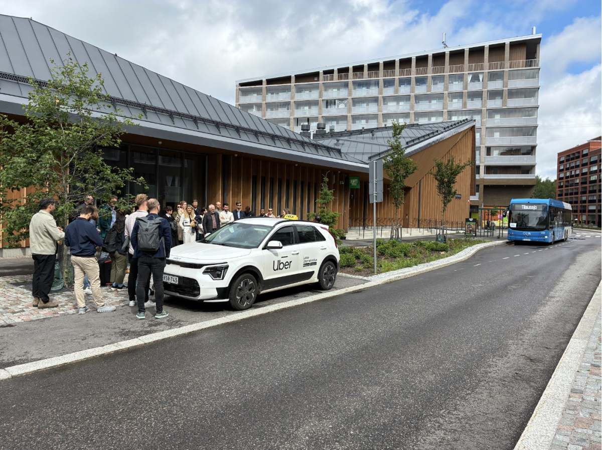 Kokeilua osin mahdollistavan EU-rahoitteisen GEMINI-hankkeen konsortio tutustumassa aiheeseen Helsingin Postipuistossa. Kuva: Raimo Tengvall / Forum Virium Helsinki.