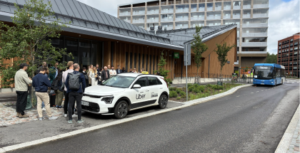 Kokeilua osin mahdollistavan EU-rahoitteisen GEMINI-hankkeen konsortio tutustumassa aiheeseen Helsingin Postipuistossa. Kuva: Raimo Tengvall / Forum Virium Helsinki.