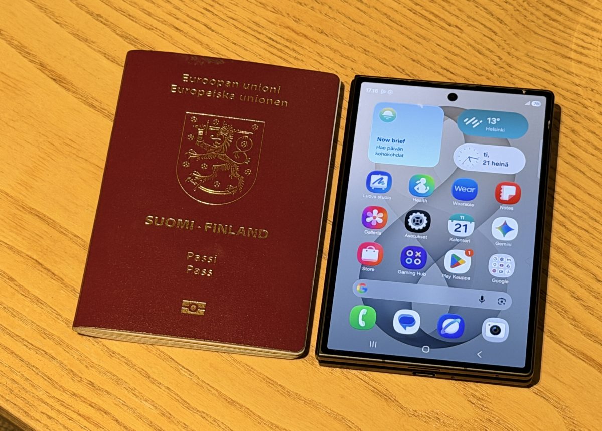 Suljettuna Galaxy Z Fold8:n koko ja muoto muistuttavat passia.