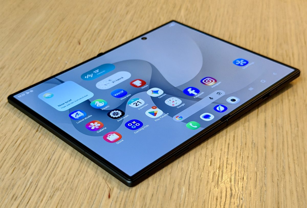 Galaxy Z Fold8:n näytön taitoskohdassa ei juuri enää näy juovaa edes sivusta katsottuna.