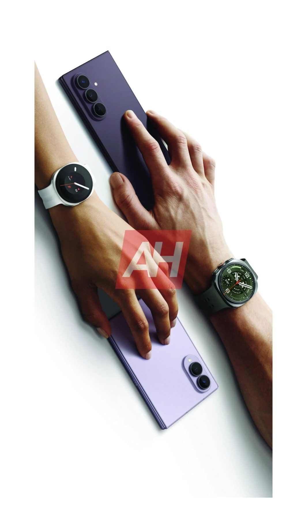 Ylhäällä Samsung Galaxy Z Fold8 Ultra, alhaalla Galaxy Z Fold8. Ranteissa Galaxy Watch9 ja Galaxy Watch Ultra2. Kuva: Android Headlines.