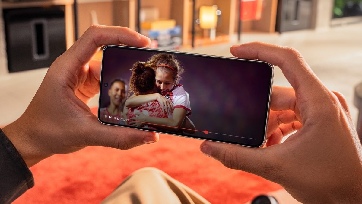 Motorola Edge 70 Maxissa on 6,82 tuuman ja 144 hertsin AMOLED-näyttö.